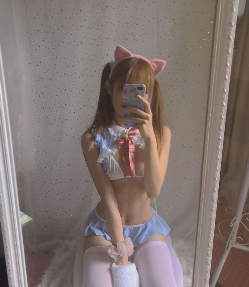 一边亲奶头一边摸下边_4K超清在线观看